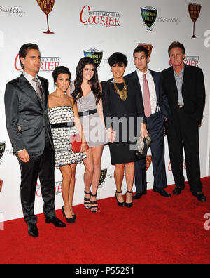 Scott Disick, Kourtney Kardashian, Kylie Jenner, Kris Jenner, Rob Kardashian und Bruce Jenner Geschmack von Beverly Hills auf das Essen und der Wein in den Beverly Hills. Scott Disick, Kourtney Kardashian, Kylie Jenner, Kris Jenner, Rob Kardashian und Bruce Jenner 61 Veranstaltung in Hollywood Leben - Kalifornien, Red Carpet Event, USA, Filmindustrie, Prominente, Fotografie, Bestof, Kunst, Kultur und Unterhaltung, prominente Mode, Besten, Hollywood Leben, Event in Hollywood Leben - Kalifornien, Roter Teppich und backstage, Musik Prominente, Topix, Paar, Familie (Mann und Frau) und Kids - Kinder, Brüder und Stockfoto