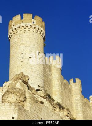 CASTILLA - LEON. Villena. Las mejores de los TORREONES del Castillo, fundado en el siglo X por el Conde Laín Calvo. La Torre del homenaje Daten Del Siglo XIII. En se residió El Poeta Don Juan Manuel. Declarado Monumento Nacional en el año 1917. Provincia de Valladolid. España. Stockfoto