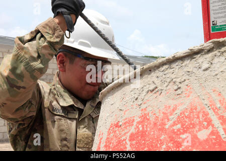 Us-Armee Pfc. Heriberto Molina, mit der 485Th Engineer Company, aus Arlington Heights, Illinois, schabt Zement von den Wänden von einem Betonmischer auf einer Baustelle im Doppelzimmer Kopfkohl, Belize, 10. Mai 2017. Molinas Job war der Zement, um sicherzustellen, dass richtig mischen während über den Horizont 2017, ein US Southern Command - geförderte, Armee südlich-led-Übung für humanitäre und technische Dienstleistungen für die Gemeinschaften in der Notwendigkeit, die Unterstützung der USA für Belize zur Verfügung zu stellen. Stockfoto