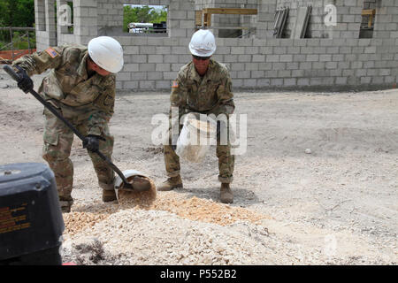 Us-Armee Pfc. Heriberto Molina und Pfc. Guillermo Pioquinto, sowohl mit der 485Th Engineer Company, aus Arlington Heights, Illinois, Schaufel Kies in einem Betonmischer zu setzen, während eine neue Klinik Gebäude als Teil der über den Horizont bis zum Jahr 2017 verdoppeln Kohl, Belize, 10. Mai 2017 leitete. BTH 2017 ist ein US Southern Command - geförderte, Armee südlich-led-Übung für humanitäre und technische Dienstleistungen für die Gemeinschaften in der Notwendigkeit, die Unterstützung der USA für Belize zur Verfügung zu stellen. Stockfoto