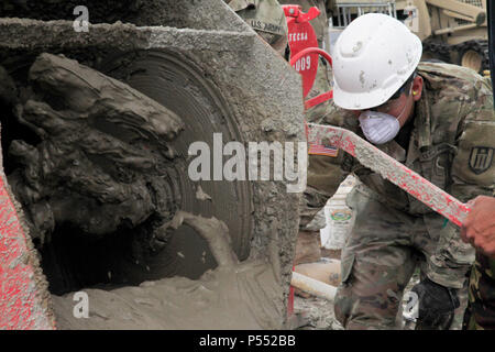 Us-Armee Pfc. Heriberto Molina, mit der 485Th Engineer Company, aus Arlington Heights, Illinois, überwacht die Menge von Zement in ein Rad - Lauf auf einer Baustelle im Doppelzimmer Kopfkohl, Belize, Mai 10, 2017 gießen. Soldaten des 485Th eine neue Gesundheit Klinik im Dorf als Teil der über den Horizont 2017, ein US Southern Command - geförderte, Armee südlich-led-Übung für humanitäre und technische Dienstleistungen für die Gemeinschaften in der Notwendigkeit, die Unterstützung der USA für Belize zur Verfügung zu stellen. Stockfoto