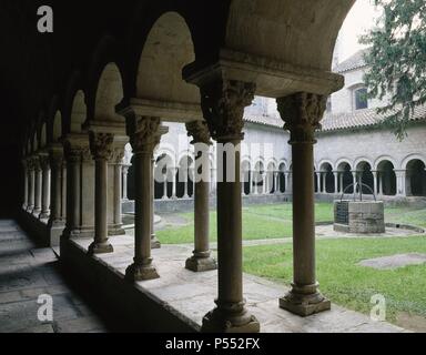 ARTE ROMANICO. ESPAÑA. SIGLO XII CLAUSTRO DE LA CATEDRAL DE GIRONA. Se Halla adosado en la parte Norte de la Catedral, es De forma Trapez con Cuatro galerías arcadas y Los capiteles y frisos presentan una Rica ornamentación Con del Génesis, escenas de la Vida de los patriarcas y de la de Cristo. Cataluña. Stockfoto