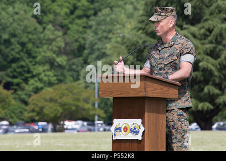 Us Marine Corps Oberst Joseph M. Murray, kommandierender Offizier, Marine Corps Base Quantico (MCB), spricht während des hundertjährigen Feier Feier in Lejeune, MCB Quantico, Virginia, 10. Mai 2017. Die Veranstaltung erinnert an die Gründung der MCB Quantico 1917 und bestand aus Leistungen durch das US Marine Corps leise Bohren Platoon und der US-Marine Drum & Bugle Corps. Stockfoto