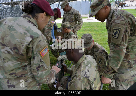 Us-Armee Fallschirmjäger auf die 173Rd Airborne Brigade Support Bataillons, 173Rd Airborne Brigade zugewiesen sind, nehmen an einem Radio Herausforderung während der Junior Chef Challenge an der Caserma Del Din, Vicenza, Italien, 10. Mai 2017. Die 173Rd Airborne Brigade ist der US-Armee Contingency Response Force in Europa, die in der Projektion bereit Kräfte überall in den USA in Europa, Afrika oder Zentrale Befehle Verantwortungsbereiche innerhalb von 18 Stunden. Stockfoto