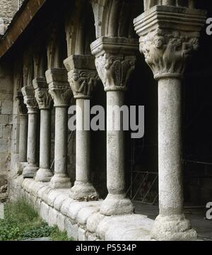 ARTE ROMANICO. ESPAÑA. CATEDRAL DE SANTA MARIA. Las mejores de una de las Galerías del Claustro del siglo XIII, obrado por Kultur Kunstgeschichte Künstler procedentes del Rosellón que tallaron El duro Granito de Sus capiteles. LA Seu d'Urgell. Provincia de Lleida. Comarca del Alt Urgell. Cataluña. Stockfoto