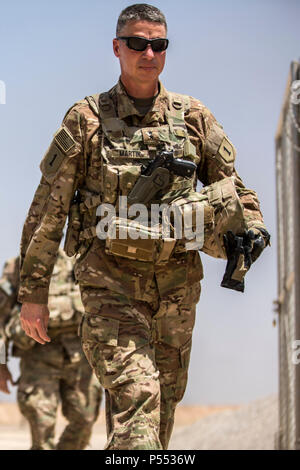 Us-Armee Generalmajor Joseph M. Martin Kommandierender General des Combined Joint Forces Land Component Command-Betrieb inhärenten lösen und die 1 Infantry Division besucht die Besmaya Bereich Komplexe, Irak, 10. Mai 2017. Die Besmaya Bereich Komplex ist einer der Combined Joint Task Force - inhärenten Lösen training Standorte, vier Gebäude der Kapazitäten Standorte und zwei spezialisierten Ausbildungszentren. CJTF-OIR ist die globale Koalition zu besiegen ISIS im Irak und in Syrien. Stockfoto