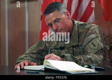 Us-Armee Generalmajor Joseph M. Martin Kommandierender General des Combined Joint Forces Land Component Command-Betrieb inhärenten lösen und die 1 Infanterie Division Anzeichen einer Spanischen Armee Buch der Ehre bei einem Besuch der Besmaya Bereich Komplexe, Irak, 10. Mai 2017. CJTF-OIR ist die globale Koalition zu besiegen ISIS im Irak und in Syrien. Stockfoto