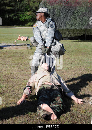 Ein 132-lbs-Sgt. Marshay Harris, Vertreter der Soldat Institut zur Unterstützung der (Fort Jackson, S.C.), nutzt alle ihr könnten (Sowie ein paar Wörter) in einer Bemühung, eine 145-lbs-dummy ziehen rund 50 Yards während der medizinischen Aufgaben der Ultimate Warrior Wettbewerb 9. Mai am Fort Lee Bereich komplex. Der Fall bildete die besten Soldaten und Unteroffiziere aus ganz CASCOM gegeneinander in einen Wettkampf, die Ausführung der erforderlichen Kompetenzen für den Erfolg in einem Feld Umwelt betont. Stockfoto