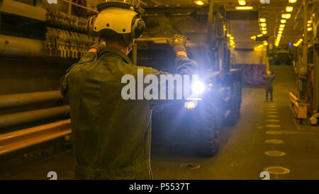 Pazifik - Cpl. Bryan Carr, ein schweres Fahrzeug fahrer bekämpfen Logistik Bataillon 15, die Logistik Combat Element des 15 Marine Expeditionary Unit, führt eine 7-Tonnen-LKW auf das Deck an Bord der USS Pearl Harbor (LSD 52), während der Composite Trainingsgerät Übung, 9. Mai 2017. Die Bekämpfung der Cargo Abteilung ist für die Organisation und die Bewegung der Marines, Fahrzeuge und Ausrüstung an Bord des Schiffes verantwortlich. COMPTUEX bereitet die MEU effektiv Marines bewegen und Ausrüstung von Sea-zu-Ufer, und in strengen Umgebungen betreiben. Stockfoto