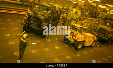 Pazifik-Pfc. Adrian Preciado, eine schwere Ausrüstung Fahrer bekämpfen Logistik Bataillon 15, die Logistik Combat Element des 15 Marine Expeditionary Unit, führt eine 7-Tonnen-LKW auf das Deck an Bord der USS Pearl Harbor (LSD 52), während der Composite Trainingsgerät Übung, 9. Mai 2017. Die Bekämpfung der Cargo Abteilung ist für die Organisation und die Bewegung der Marines, Fahrzeuge und Ausrüstung an Bord des Schiffes verantwortlich. COMPTUEX bereitet die MEU effektiv Marines bewegen und Ausrüstung von Sea-zu-Ufer, und in strengen Umgebungen betreiben. Stockfoto