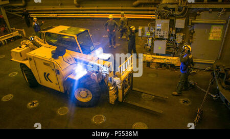 Pazifik-Pfc. Adrian Preciado, eine schwere Ausrüstung Fahrer bekämpfen Logistik Bataillon 15, die Logistik Combat Element des 15 Marine Expeditionary Unit, führt ein 5K Gabelstapler auf das Deck an Bord der USS Pearl Harbor (LSD 52) während Composite Trainingsgerät Übung, 9. Mai 2017. Die Bekämpfung der Cargo Abteilung ist für die Organisation und die Bewegung der Marines, Fahrzeuge und Ausrüstung an Bord des Schiffes verantwortlich. COMPTUEX bereitet die MEU effektiv Marines bewegen und Ausrüstung von Sea-zu-Ufer, und in strengen Umgebungen betreiben. Stockfoto