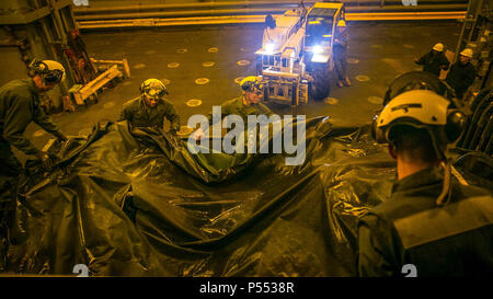Pazifik - Marines mit Combat Logistik Bataillon 15, die Logistik Combat Element des 15 Marine Expeditionary Unit, Munition aufdecken, um es an Bord der USS Pearl Harbor (LSD 52) während Composite Trainingsgerät Übung, 9. Mai 2017 auf der Bühne. Die Bekämpfung der Cargo Abteilung ist für die Organisation und die Bewegung der Marines, Fahrzeuge und Ausrüstung an Bord des Schiffes verantwortlich. COMPTUEX bereitet die MEU effektiv Marines bewegen und Ausrüstung von Sea-zu-Ufer, und in strengen Umgebungen betreiben. Stockfoto