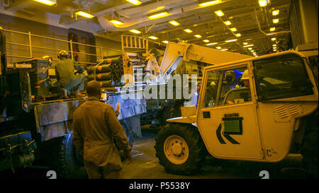 Pazifik-- Cpl. Eric Sigman, eine schwere Maschine bekämpfen Logistik Bataillon 15, die Logistik Combat Element des 15 Marine Expeditionary Unit, entlastet Munition mit einem 5K Gabel anheben, um es während der Einheit Übung, 9. Mai 2017 auf der USS Pearl Harbor (LSD 52). Die Bekämpfung der Cargo Abteilung ist für die Organisation und die Bewegung der Marines, Fahrzeuge und Ausrüstung an Bord des Schiffes verantwortlich. COMPTUEX bereitet die MEU effektiv Marines bewegen und Ausrüstung von Sea-zu-Ufer, und in strengen Umgebungen betreiben. Stockfoto