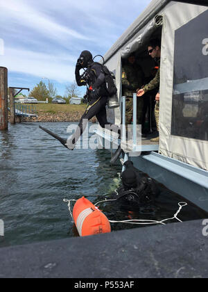 Eckernförde, Deutschland (10. Mai 2017) Die Mitglieder von mir Gegenmaßnahmen (MCM) Platoon802, für die Beseitigung von Explosivstoffen Mobile Unit 8 zugewiesen, tauchen Operationen mit deutschen und kroatischen EOD Abstand Taucher während eine trilaterale Übung, die am MCM Verfahren einschließlich Live mine Entsorgung Detonationen und maritime Kampffertigkeiten konzentriert. 6. US-Flotte mit Sitz in Neapel, Italien, führt das gesamte Spektrum von Gelenk- und Naval operations, oft im Konzert mit Alliierten, Gelenk- und interagency Partnern um voraus US-amerikanischen nationalen Interessen und die Sicherheit und Stabilität in Europa und Afric Stockfoto