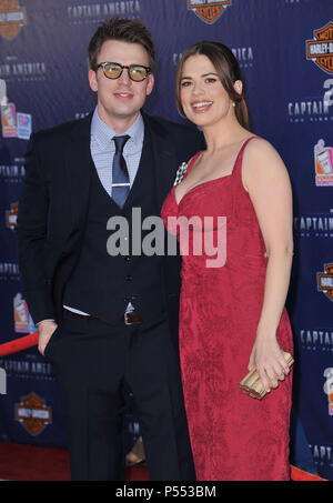 Chris Evans, Hayley Atwell Ankunft in Captain America: Der erste Avenger Premiere am El Capitan Theatre in Los Angeles. a Chris Evans, Hayley Atwell 62 - - - - - - - - - - - - - Red Carpet Event, Vertikal, USA, Filmindustrie, Prominente, Fotografie, Bestof, Kunst, Kultur und Unterhaltung, Topix Prominente Fashion/Vertikal, Besten, Event in Hollywood Leben - Kalifornien, Roter Teppich und backstage, USA, Film, Stars, Film Stars, TV Stars, Musik, Promis, Fotografie, Bestof, Kunst, Kultur und Unterhaltung, Topix, Vertikal, Familie von aus dem Jahr 2011, Inq Stockfoto