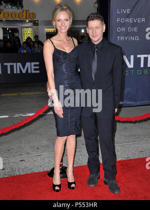 Andrew Niccol - Direktor, Rachel Roberts in der Zeit Premiere auf dem Westwood Village Theater in Los Angeles. a Andrew Niccol - Direktor, Rachel Roberts 10 - - - - - - - - - - - - - Red Carpet Event, Vertikal, USA, Filmindustrie, Prominente, Fotografie, Bestof, Kunst, Kultur und Unterhaltung, Topix Prominente Fashion/Vertikal, Besten, Event in Hollywood Leben - Kalifornien, Roter Teppich und backstage, USA, Film, Stars, Film Stars, TV Stars, Musik, Promis, Fotografie, Bestof, Kunst, Kultur und Unterhaltung, Topix, Vertikal, Familie von aus dem Jahr 2011, inqu Stockfoto