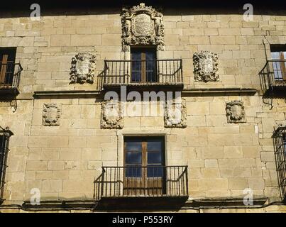 ARTE GOTICO. XII-XIII. MONASTERIO DE SANTA MARIA LA REAL DE IRACHE de estilo cisterciense Navarro. Las mejores de La Fachada con Escudos heráldicos. IRACHE. Navarra. España. Stockfoto