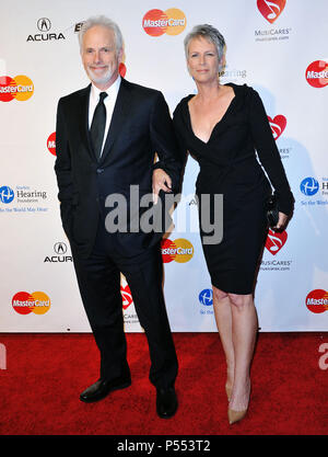 2011 MusiCares Person des Jahres Abendessen zu Ehren Barbra Streisand im Los Angeles Convention Center. Jamie Lee Curtis und ausführender Produzent Pieter Jan Bruggea Jamie Lee Curtis und Ehemann Christopher Guest 13 - - - - - - - - - - - - - Red Carpet Event, Vertikal, USA, Filmindustrie, Prominente, Fotografie, Bestof, Kunst, Kultur und Unterhaltung, Topix Prominente Fashion/Vertikal, Besten, Event in Hollywood Leben - Kalifornien, Roter Teppich und backstage, USA, Film, Stars, Film Stars, TV Stars, Musik, Promis, Fotografie, Bestof, Kunst, Kultur und Unterhaltung, Stockfoto