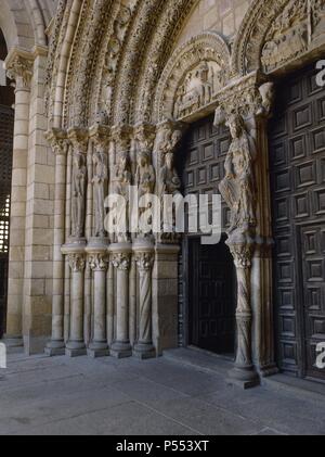 ARTE ROMANICO. ESPAÑA. Basilika DE SAN VICENTE. Construída en el siglo XII en Estilo románico. Vista parcial del PORTICO con la representación de la Vida de Lázaro en el tímpano, CRISTO EN EL PARTELUZ y los APOSTOLES ein Ambos lados y en Las jambas. AVILA. Castilla-León. Stockfoto