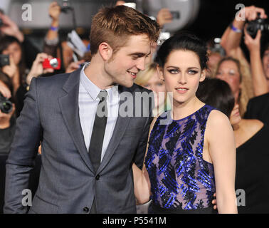 Robert Pattinson, Kristen Stewart an der Dämmerung Saga-Breaking Dawn Premiere auf der Nokia Theater in Los Angeles. a Robert Pattinson, Kristen Stewart 164 - - - - - - - - - - - - - Red Carpet Event, Vertikal, USA, Filmindustrie, Prominente, Fotografie, Bestof, Kunst, Kultur und Unterhaltung, Topix Prominente Fashion/Vertikal, Besten, Event in Hollywood Leben - Kalifornien, Roter Teppich und backstage, USA, Film, Stars, Film Stars, TV Stars, Musik, Promis, Fotografie, Bestof, Kunst, Kultur und Unterhaltung, Topix, Vertikal, Familie von aus dem Jahr 2011, Anfrage Stockfoto