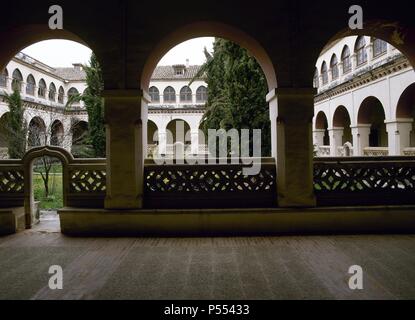 ARTE GOTICO. ESPAÑA. MONASTERIO DEL PARRAL. Fundado en 1447 por Enrique IV. Es Obra de Juan GALLEGO, quien trabajó en su construcción hasta 1494. A su Muerte, le sucedió en la Dirección de las Obras el arquitecto Juan Guas. Vista parcial del CLAUSTRO. SEGOVIA. Castilla-León. Stockfoto