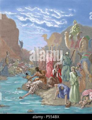 Mose bringt Wasser aus dem Felsen. Das Buch Exodus. G. Dore Gravur. Farbige. Stockfoto