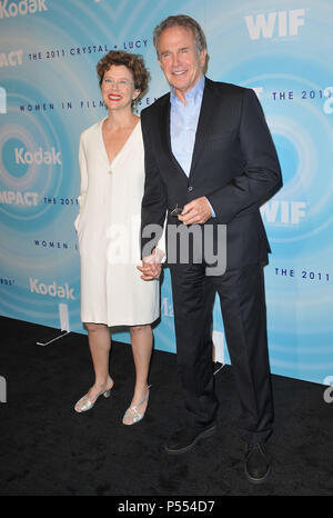 Annette Bening, Warren Beatty an den Frauen im Film Crystal Awards + Lucy Awards - 2010 Im Beverly Hilton Hotel in Los Angeles. Annette Bening, Warren Beatty 36 - - - - - - - - - - - - - Red Carpet Event, Vertikal, USA, Filmindustrie, Prominente, Fotografie, Bestof, Kunst, Kultur und Unterhaltung, Topix Prominente Fashion/Vertikal, Besten, Event in Hollywood Leben - Kalifornien, Roter Teppich und backstage, USA, Film, Stars, Film Stars, TV Stars, Musik, Promis, Fotografie, Bestof, Kunst, Kultur und Unterhaltung, Topix, Vertikal, Familie von aus dem Jahr 2011 Stockfoto