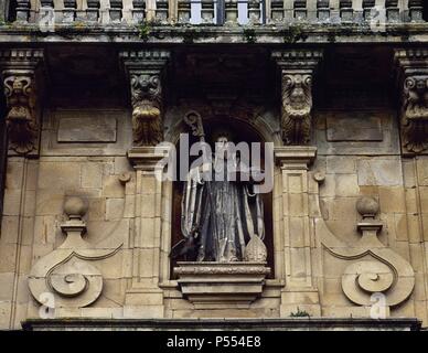 BENITO, San (Nursia, h.480-Montecasino, h.547). Fundador de la Orden religiosa de los Benedictinos. Imagen del Santo Situada en una hornacina Situada en La Fachada del Monasterio de San Martin Pinario. SANTIAGO DE COMPOSTELA. Estado de A Coruña. Galizien. España. Stockfoto