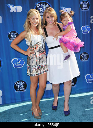 Ashley Tisdale; Jennifer Tisdale und Nichte an der Phineas und Ferb: IN DER 2. DIMENSION Premiere am El Captain Theater in Los Angeles. Ashley Tisdale; Jennifer Tisdale und Nichte 30 - - - - - - - - - - - - - Red Carpet Event, Vertikal, USA, Filmindustrie, Prominente, Fotografie, Bestof, Kunst, Kultur und Unterhaltung, Topix Prominente Fashion/Vertikal, Besten, Event in Hollywood Leben - Kalifornien, Roter Teppich und backstage, USA, Film, Stars, Film Stars, TV Stars, Musik, Promis, Fotografie, Bestof, Kunst, Kultur und Unterhaltung, Topix, Vertikal, Familie f Stockfoto