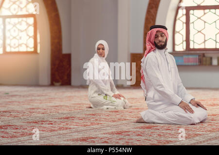 Muslimischen Mann und Frau für Allah in der Moschee beten zusammen Stockfoto