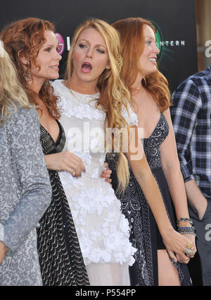 Blake Lively, Familie an der Green Lantern Premiere auf der Chinese Theatre in Los Angeles. Blake Lively, Familie 27 - - - - - - - - - - - - - Red Carpet Event, Vertikal, USA, Filmindustrie, Prominente, Fotografie, Bestof, Kunst, Kultur und Unterhaltung, Topix Prominente Fashion/Vertikal, Besten, Event in Hollywood Leben - Kalifornien, Roter Teppich und backstage, USA, Film, Stars, Film Stars, TV Stars, Musik, Promis, Fotografie, Bestof, Kunst, Kultur und Unterhaltung, Topix, Vertikal, Familie von aus dem Jahr 2011, Anfrage tsuni@Gamma-USA.com Mann und Frau Stockfoto