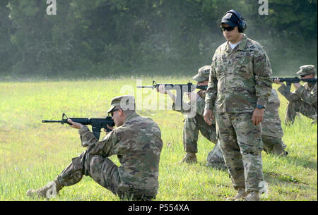 FORT KNOX, Ky. Im Foto, Sgt. 1. Klasse Kenneth Rose, Team Leiter bei der US-Armee Treffsicherheit (USAMU) Instructor Training Group (ITG), von Orange, Kalifornien, Trainer Soldaten während einer Aufzeichnung Qualifizierung am 9. Mai 2017. Soldaten der US-Armee Treffsicherheit (USAMU) trainiert mehr als 50 Unteroffiziere in die 3.Kavallerie Regiments, Mai 1-19, zugewiesen, wie Sie grundlegende Rifle marksmanship Kurse für Army Reserve Officer Training Corps (ROTC) Kadetten, in Vorbereitung auf die bevorstehende Cadet Sommer Training in Fort Knox, Kentucky. Stockfoto