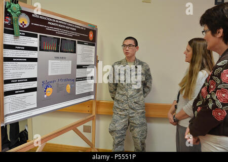 Airman 1st Class Chayanin Noramuttha bespricht seine Poster über Rauschunterdrückung auf einem stationären Op-Einheit mit Sandra Witthauer und Julia Woodul 10. Mai als Teil der Brooke Army Medical Center Krankenschwestern Woche Aktivitäten. Stockfoto