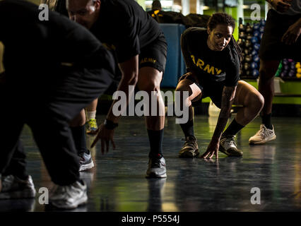 U.S. Army Reserve Soldaten aus der 200 Militärpolizei Kommando in einer Zumba Fitness Klasse während einer Leistung Triade Programm durch den Befehl Teilnehmen und in Fort Meade, Maryland, 9. Mai 2017 veranstaltet. Die 3-wöchige Fitnessprogramm fand von Mai 5-25 Soldaten, die gescheitert Die Armee körperliche Fitness Test oder hatte auf die Armee Körperfettaufbau Programm, um ihnen zu helfen. Das camp konzentrierte sich auf die Triade der Gesundheit insgesamt: körperliche Fitness, Ernährung und Schlaf, durch die Bereitstellung von Ausbildung und persönlichen Coaching für Soldaten in allen drei Phasen des Lebens und vieles mehr. Stockfoto