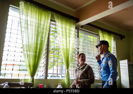 Us-Armee Oberstleutnant Rhonda Dyer, Joint Task Force - Bravo medizinische Element, spricht mit einem honduranischen Polizei Nationalen über die Gemeinschaft Krankenschwester Mission in Comayagua, Honduras, 10. Mai 2017. Der CHM ist eine wöchentliche Partnerschaft mit den Mitarbeitern der Jose Ochoa Öffentliche Gesundheit Klinik, Verwalten der Impfstoffe, Vitamine, entwurmung Medikamente und andere medizinische Versorgung zu über 180 Honduraner rund um den Bereich Comayagua am 10. Mai 2017. Stockfoto