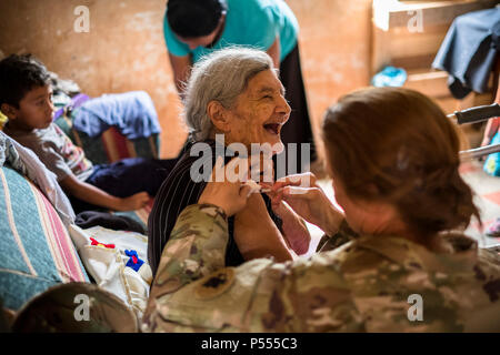 Us-Armee Oberstleutnant Rhonda Dyer, Joint Task Force - Bravo, gibt einen Impfstoff zu einem lokalen Honduranischen während heraus auf einem Community Health Nurse Mission in Comayagua, Honduras, 10. Mai 2017. Der CHM ist eine wöchentliche Partnerschaft mit den Mitarbeitern der Jose Ochoa Öffentliche Gesundheit Klinik, Verwalten der Impfstoffe, Vitamine, entwurmung Medikamente und andere medizinische Versorgung zu über 180 Honduraner rund um den Bereich Comayagua am 10. Mai 2017. Stockfoto