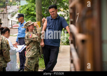 Us-Armee Oberstleutnant Rhonda Dyer, Joint Task Force - Bravo, gibt einen Impfstoff zu einem lokalen Honduranischen während heraus auf einem Community Health Nurse Mission in Comayagua, Honduras, 10. Mai 2017. Der CHM ist eine wöchentliche Partnerschaft mit den Mitarbeitern der Jose Ochoa Öffentliche Gesundheit Klinik, Verwalten der Impfstoffe, Vitamine, entwurmung Medikamente und andere medizinische Versorgung zu über 180 Honduraner rund um den Bereich Comayagua am 10. Mai 2017. Stockfoto