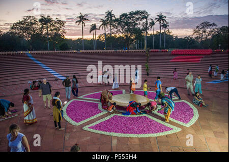 AUROVILLE, INDIEN - 27. Februar 2018: Vorbereitung der bonfire Meditation und das Wasser Festakt zum 50-jährigen Jubiläum auf das Matrimandir Amphitheater Stockfoto