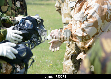 Ein Mitglied des britischen Joint European Training Team gilt ein Pulver allgemein Atemschutzmasken auf chièvres Air Base, Belgien, 09. Mai 2017 aufrechterhalten. Stockfoto