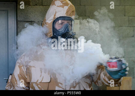 Eine britische Senior Noncommissioned Officer, mit der Gemeinsamen Europäischen Training Team, breitet sich die CS-Gas in der U.S. Army Training Support Center Benelux chemischen, biologischen, radiologischen und nuklearen Einrichtung auf der Air Base Chièvres, Belgien, 09. Mai 2017. Stockfoto