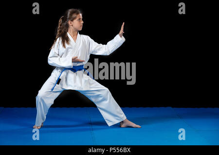 Junge Mädchen in einem weißen Kimono, Karate Stockfoto