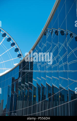 Abstrakte Sicht von Riesenrad und Spiegelungen in Glas Wand Stockfoto