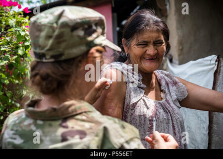 Us-Armee Oberstleutnant Rhonda Dyer, Joint Task Force - Bravo, gibt einen Impfstoff zu einem lokalen Honduranischen während heraus auf einem Community Health Nurse Mission in Comayagua, Honduras, 10. Mai 2017. Der CHM ist eine wöchentliche Partnerschaft mit den Mitarbeitern der Jose Ochoa Öffentliche Gesundheit Klinik, Verwalten der Impfstoffe, Vitamine, entwurmung Medikamente und andere medizinische Versorgung zu über 180 Honduraner rund um den Bereich Comayagua am 10. Mai 2017. Stockfoto