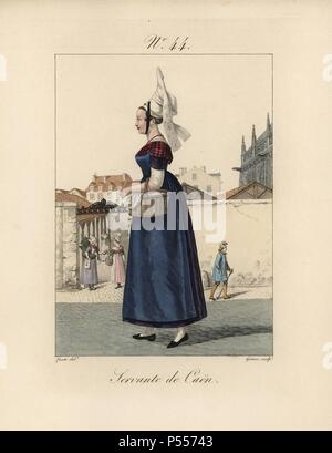 Magd in Caen. Sie trägt ein hohes bavolet Motorhaube und trägt einen Korb. Im Hintergrund kann der Fischmarkt und Teil der Kirche von Saint Pierre gesehen werden. Handcolorierte mode Platte Illustration von LANTE von Gatine von louis-marie's Lante' Kostüme des Gravierten femmes du Pays de Caux", 1827/1885. Mit ihren hohen Elsässischen spitze Hüte, die Frauen von Caux und der Normandie waren berühmt für die Eleganz und Stil. Stockfoto