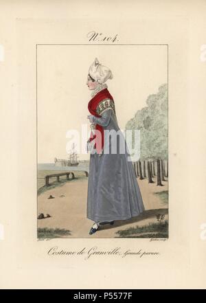 Kostüm von Granville. Eine Frau in den Putz. Es ist nicht notwendig, Granville zu besuchen dieses Kostüm zu sehen. Die Frauen von Granville unternehmungslustig sind, Sie reisen viel, aber dieses Kostüm tragen sie immer. Blick auf den Park mit dem Hafen im Hintergrund. Handcolorierte mode Platte Illustration von LANTE von Gatine von louis-marie's Lante' Kostüme des Gravierten femmes du Pays de Caux", 1827/1885. Mit ihren hohen Elsässischen spitze Hüte, die Frauen von Caux und der Normandie waren berühmt für die Eleganz und Stil. Stockfoto