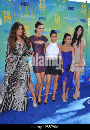 Khloe Kardashian, Kendall Jenner, Kim Kardashian, Kourtney und Kylie Jenner bei den Teen Choice Awards 2011 an der Gibson Universal Amphitheater in Los Angeles. Khloe Kardashian, Kendall Jenner, Kim Kardashian, Kourtney und Kylie Jenner 121 - - - - - - - - - - - - - Red Carpet Event, Vertikal, USA, Filmindustrie, Prominente, Fotografie, Bestof, Kunst, Kultur und Unterhaltung, Topix Prominente Fashion/Vertikal, Besten, Event in Hollywood Leben - Kalifornien, Roter Teppich und backstage, USA, Film, Stars, Film Stars, TV Stars, Musik, Promis, Fotografie, Bestof, Kunst Kult Stockfoto