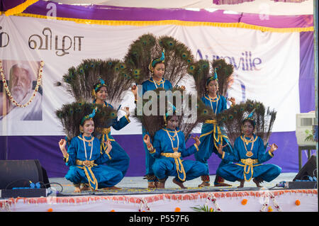 AUROVILLE, INDIEN - 4. März 2018: Sangamam Festival. Tanzgruppe des Pfaus Stockfoto
