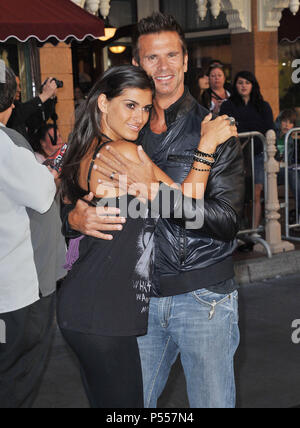 Lorenzo Lamas, Frau 42 auf der Global Green 15 Millenium Aw. 2011 im Fairmont Miramar Hotel Santa Monica. Lorenzo Lamas, Frau 42 - - - - - - - - - - - - - Red Carpet Event, Vertikal, USA, Filmindustrie, Prominente, Fotografie, Bestof, Kunst, Kultur und Unterhaltung, Topix Prominente Fashion/Vertikal, Besten, Event in Hollywood Leben - Kalifornien, Roter Teppich und backstage, USA, Film, Stars, Film Stars, TV Stars, Musik, Promis, Fotografie, Bestof, Kunst, Kultur und Unterhaltung, Topix, Vertikal, Familie von aus dem Jahr 2011, Anfrage tsuni@Gamma-USA.co Stockfoto