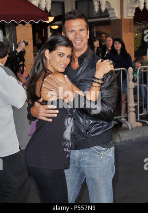 Lorenzo Lamas, Frau an der Piraten der Caribbean-On Stranger Tides Premiere in Disneyland, Anaheim. Lorenzo Lamas, Frau 82 - - - - - - - - - - - - - Red Carpet Event, Vertikal, USA, Filmindustrie, Prominente, Fotografie, Bestof, Kunst, Kultur und Unterhaltung, Topix Prominente Fashion/Vertikal, Besten, Event in Hollywood Leben - Kalifornien, Roter Teppich und backstage, USA, Film, Stars, Film Stars, TV Stars, Musik, Promis, Fotografie, Bestof, Kunst, Kultur und Unterhaltung, Topix, Vertikal, Familie von aus dem Jahr 2011, Anfrage tsuni@Gamma-USA.com Mann und Stockfoto