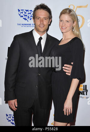 Michael Vartan, Lauren Skaar beim 25-jährigen Jubiläum Genesis Awards-2011 im Century Plaza Hotel in Los Angeles. Michael Vartan, Lauren Skaar 23 - - - - - - - - - - - - - Red Carpet Event, Vertikal, USA, Filmindustrie, Prominente, Fotografie, Bestof, Kunst, Kultur und Unterhaltung, Topix Prominente Fashion/Vertikal, Besten, Event in Hollywood Leben - Kalifornien, Roter Teppich und backstage, USA, Film, Stars, Film Stars, TV Stars, Musik, Promis, Fotografie, Bestof, Kunst, Kultur und Unterhaltung, Topix, Vertikal, Familie von aus dem Jahr 2011, Anfrage tsuni @ Gamm Stockfoto